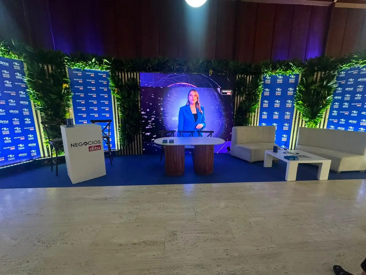 Set para transmisión en vivo con pantalla LED, mobiliario, jardín vertical y fondos de marca